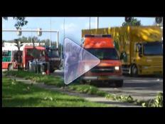 Brommobiel en vrachtwagen botsen 
